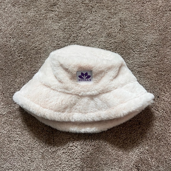 Soft White Furry Bucket Hat with Purple Logo - Trendy & Cozy Accessory - Picture 1 of 2